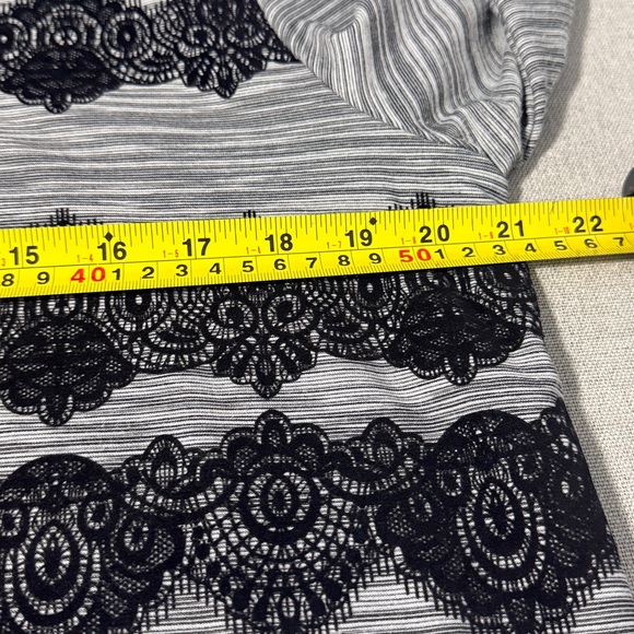 Alfred Dunner Striped Embellished Gray and Black Lace Design Top SZPM - Picture 7 of 14